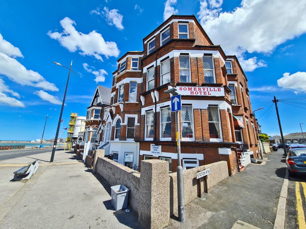 Lot: 148 - SEAFRONT BED AND BREAKFAST WITH POTENTIAL FOR CONVERSION - Front photo of four storey end-terrace building